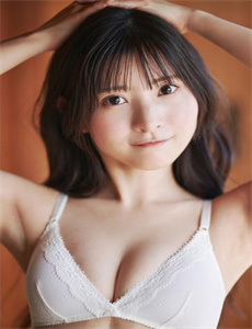 女子座椅上欲火难耐-美女解开奶罩让男人揉